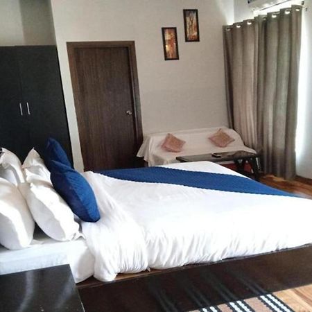 Vrindavan Dreams Hotel And Suites Extérieur photo