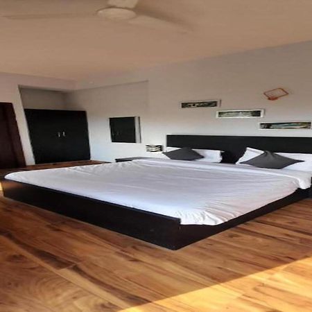 Vrindavan Dreams Hotel And Suites Extérieur photo