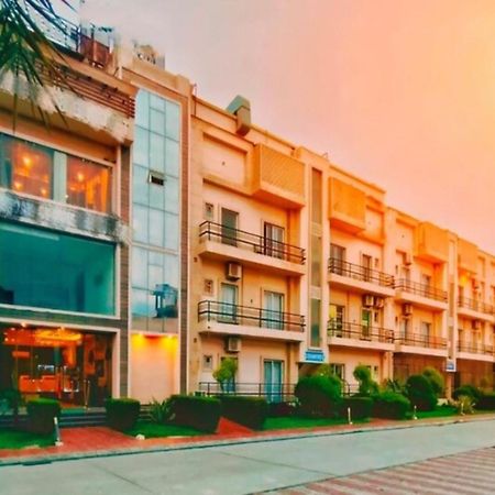 Vrindavan Dreams Hotel And Suites Extérieur photo