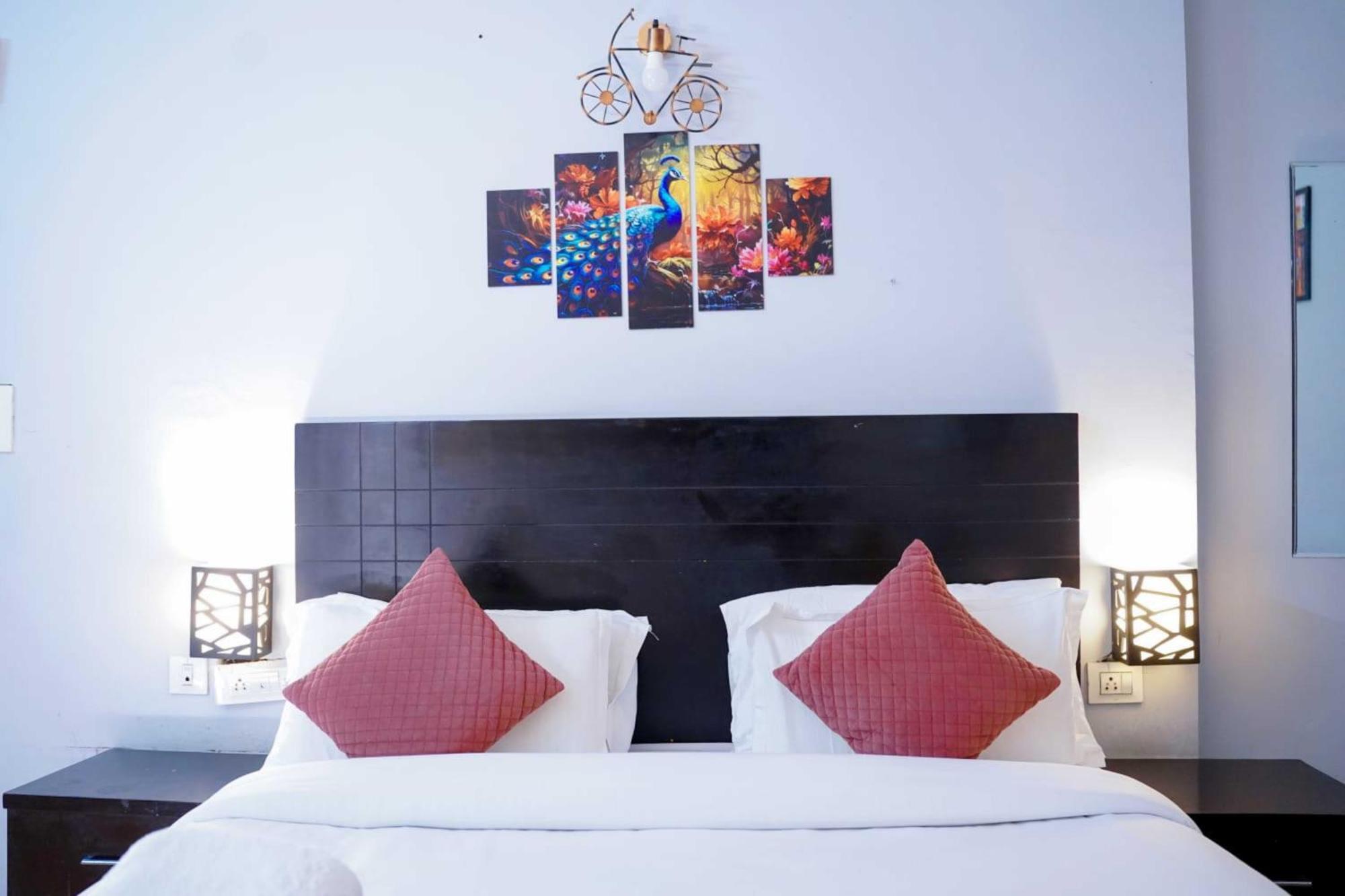 Vrindavan Dreams Hotel And Suites Extérieur photo