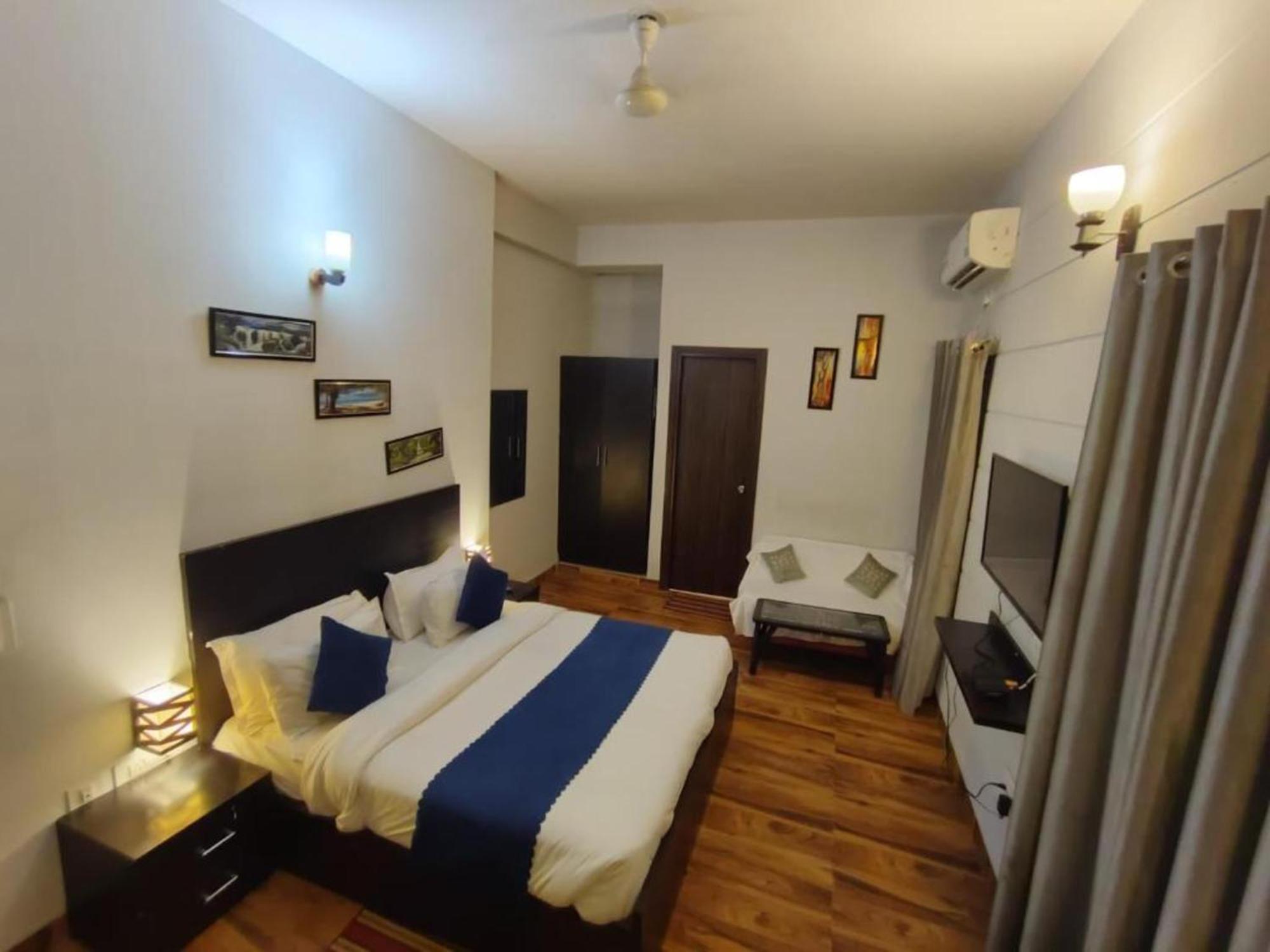 Vrindavan Dreams Hotel And Suites Extérieur photo
