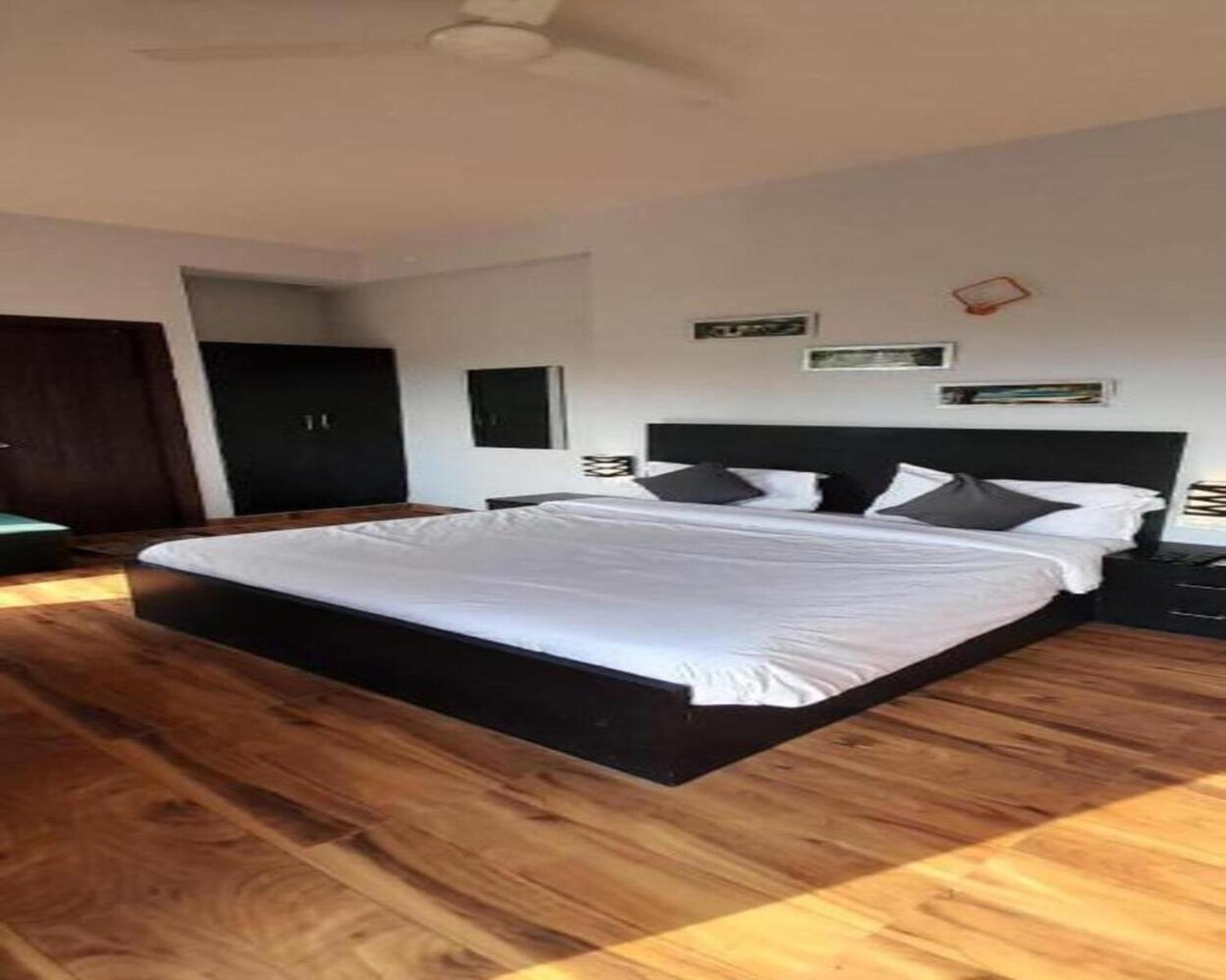 Vrindavan Dreams Hotel And Suites Extérieur photo