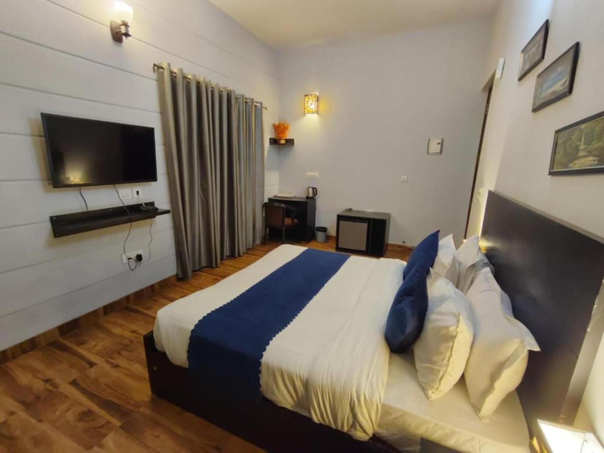 Vrindavan Dreams Hotel And Suites Extérieur photo