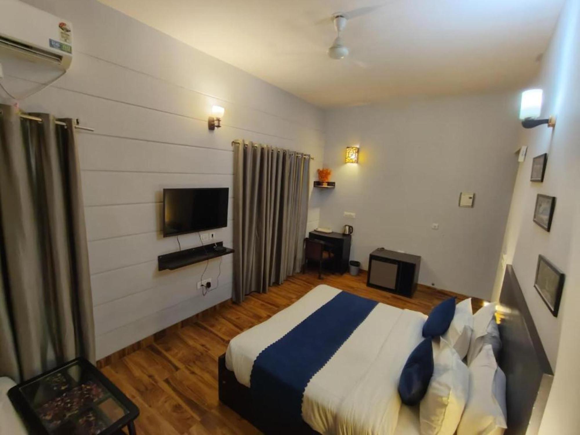 Vrindavan Dreams Hotel And Suites Extérieur photo