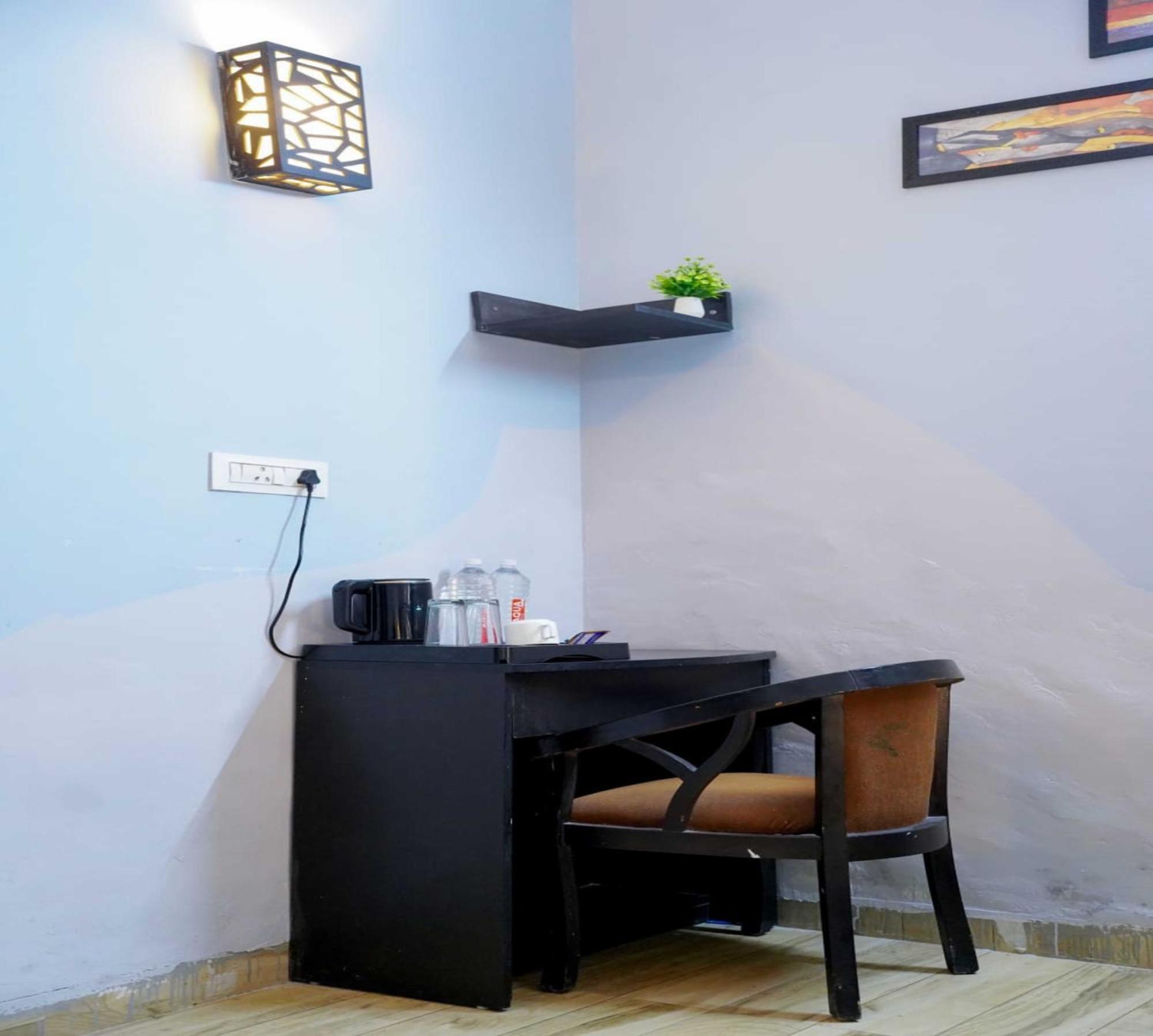 Vrindavan Dreams Hotel And Suites Extérieur photo