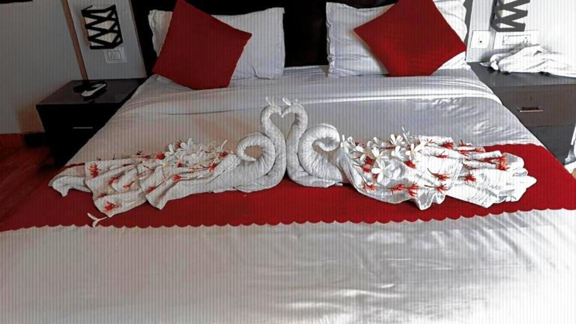 Vrindavan Dreams Hotel And Suites Extérieur photo