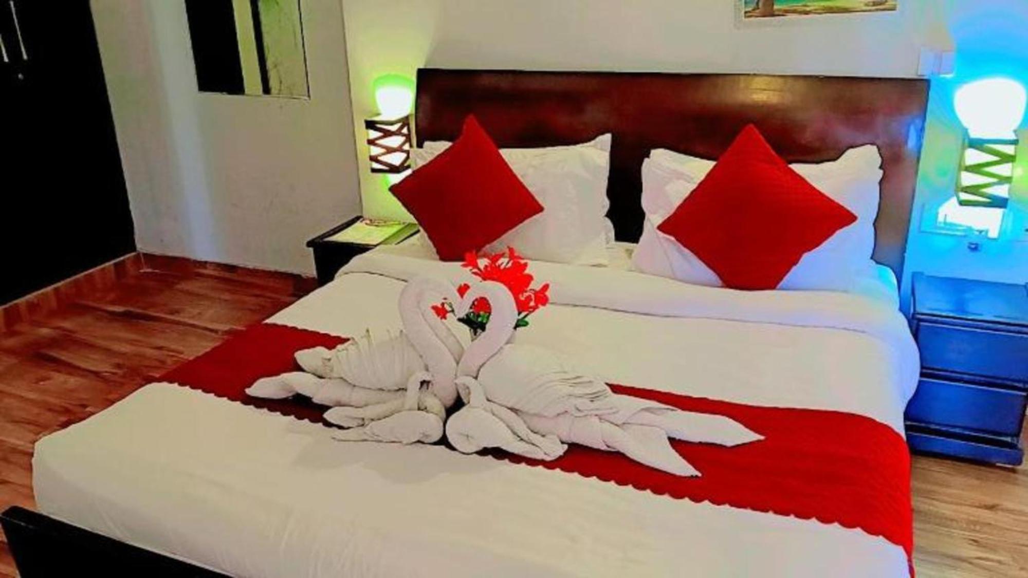 Vrindavan Dreams Hotel And Suites Extérieur photo