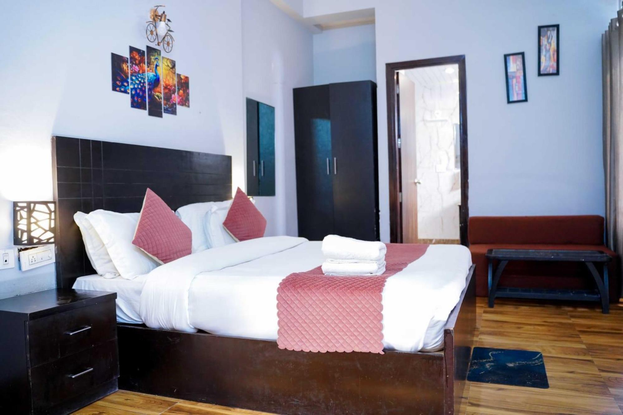 Vrindavan Dreams Hotel And Suites Extérieur photo