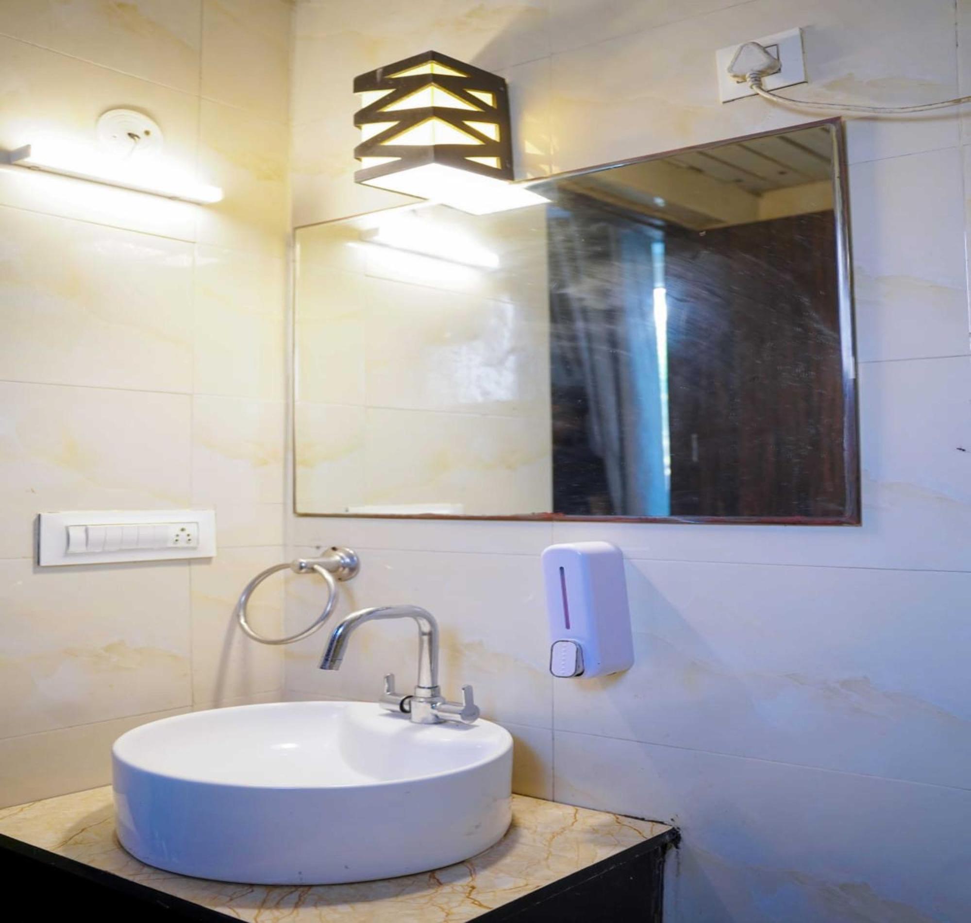 Vrindavan Dreams Hotel And Suites Extérieur photo