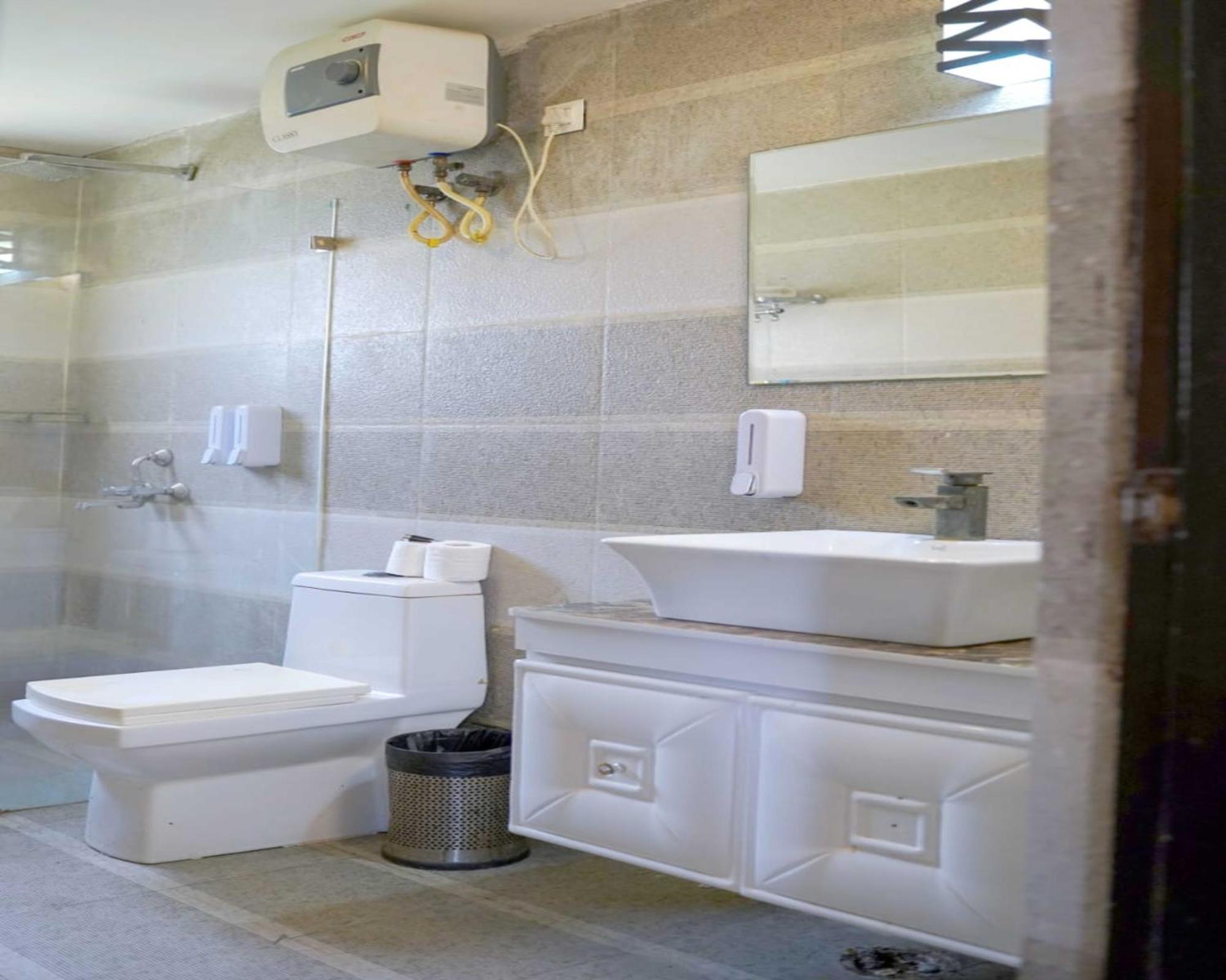 Vrindavan Dreams Hotel And Suites Extérieur photo