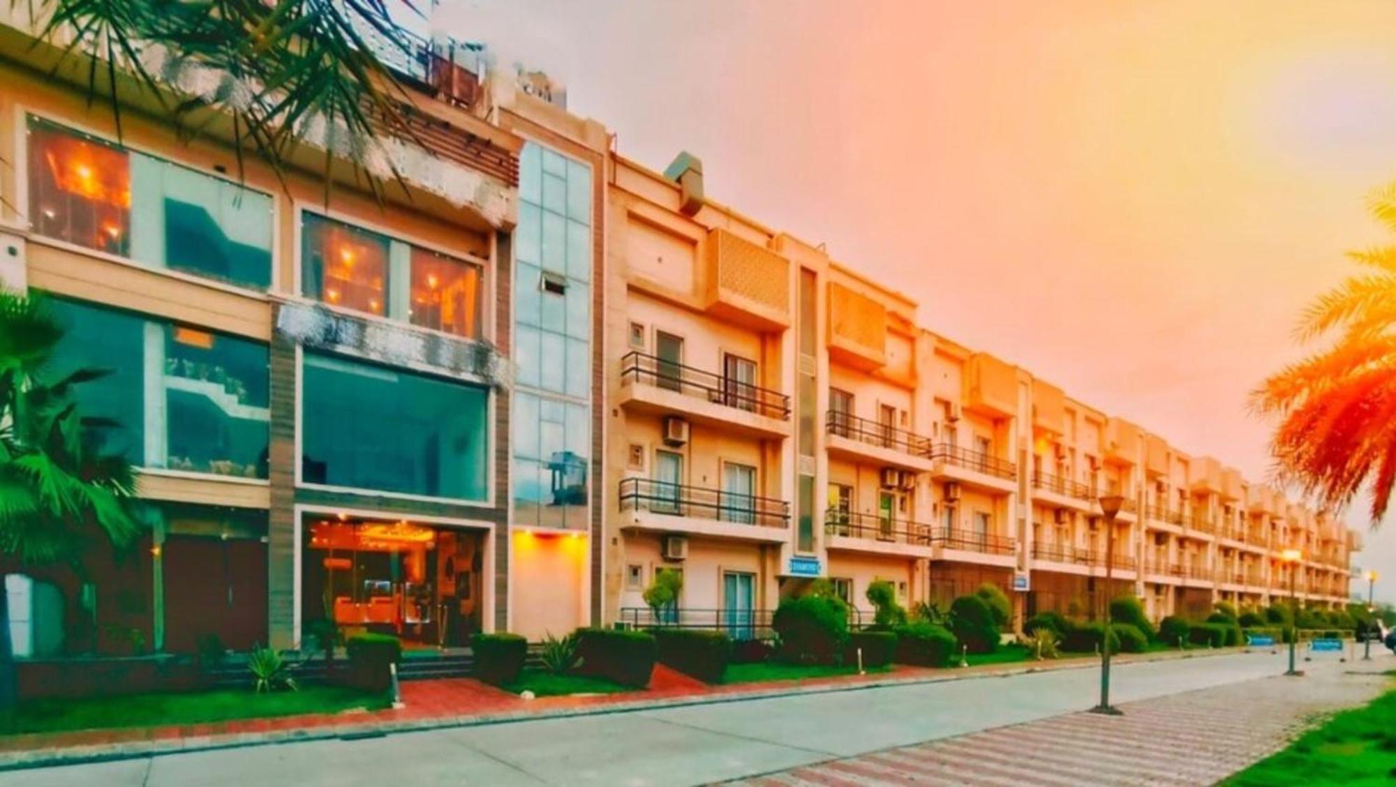 Vrindavan Dreams Hotel And Suites Extérieur photo