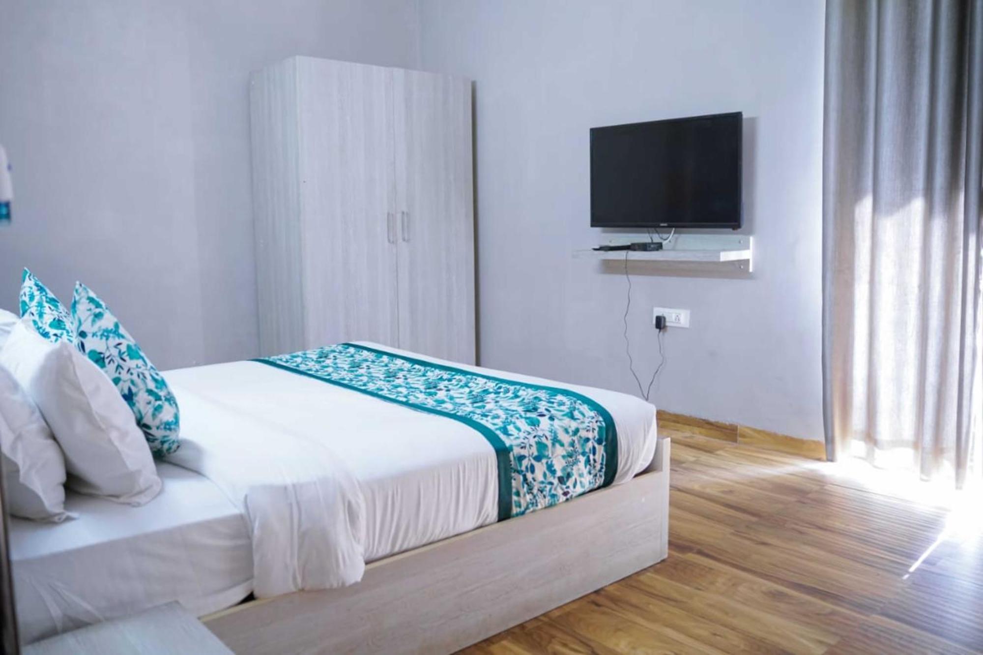 Vrindavan Dreams Hotel And Suites Extérieur photo