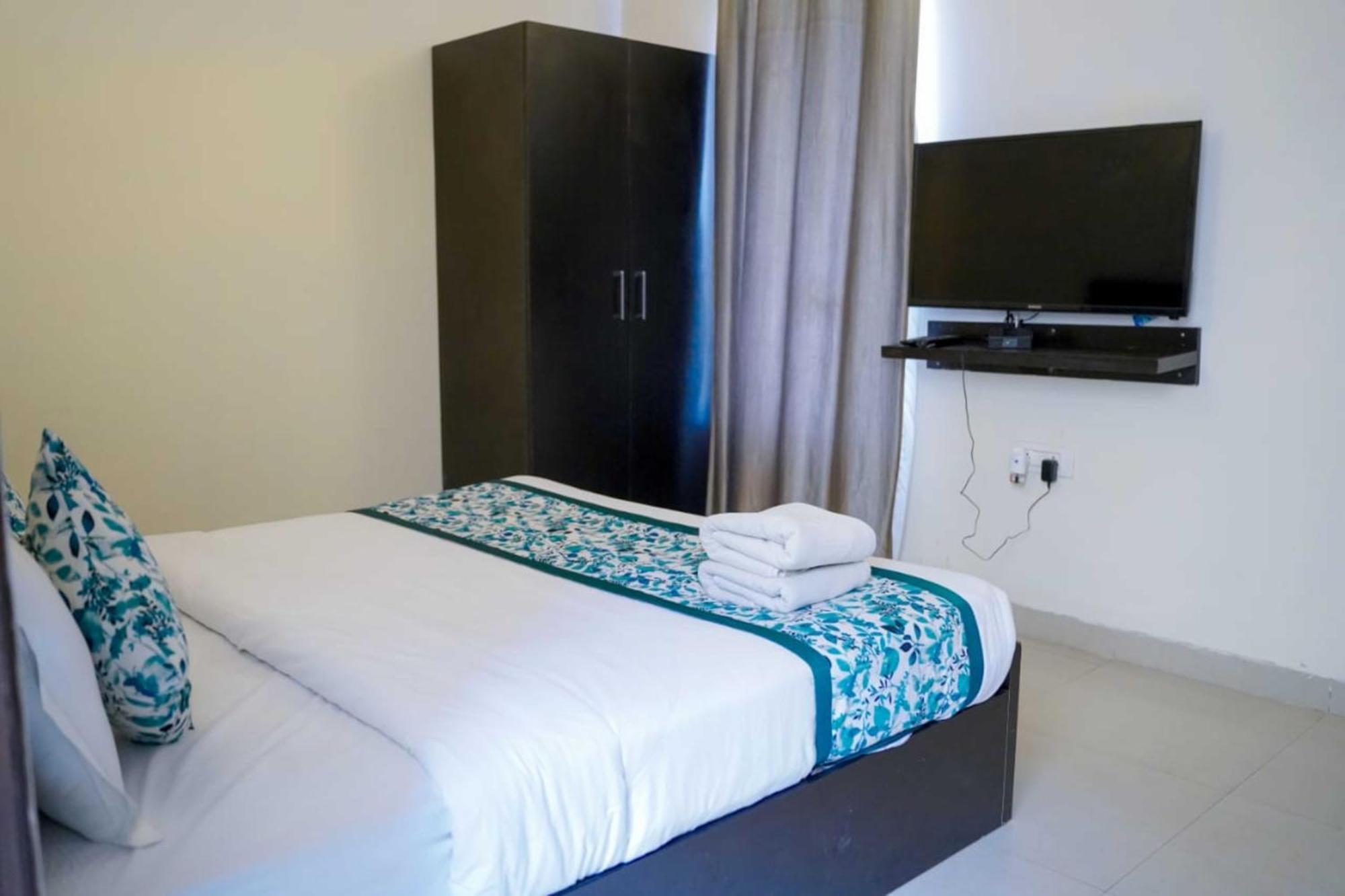 Vrindavan Dreams Hotel And Suites Extérieur photo