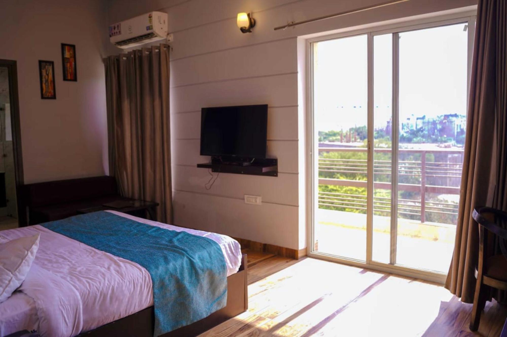 Vrindavan Dreams Hotel And Suites Extérieur photo