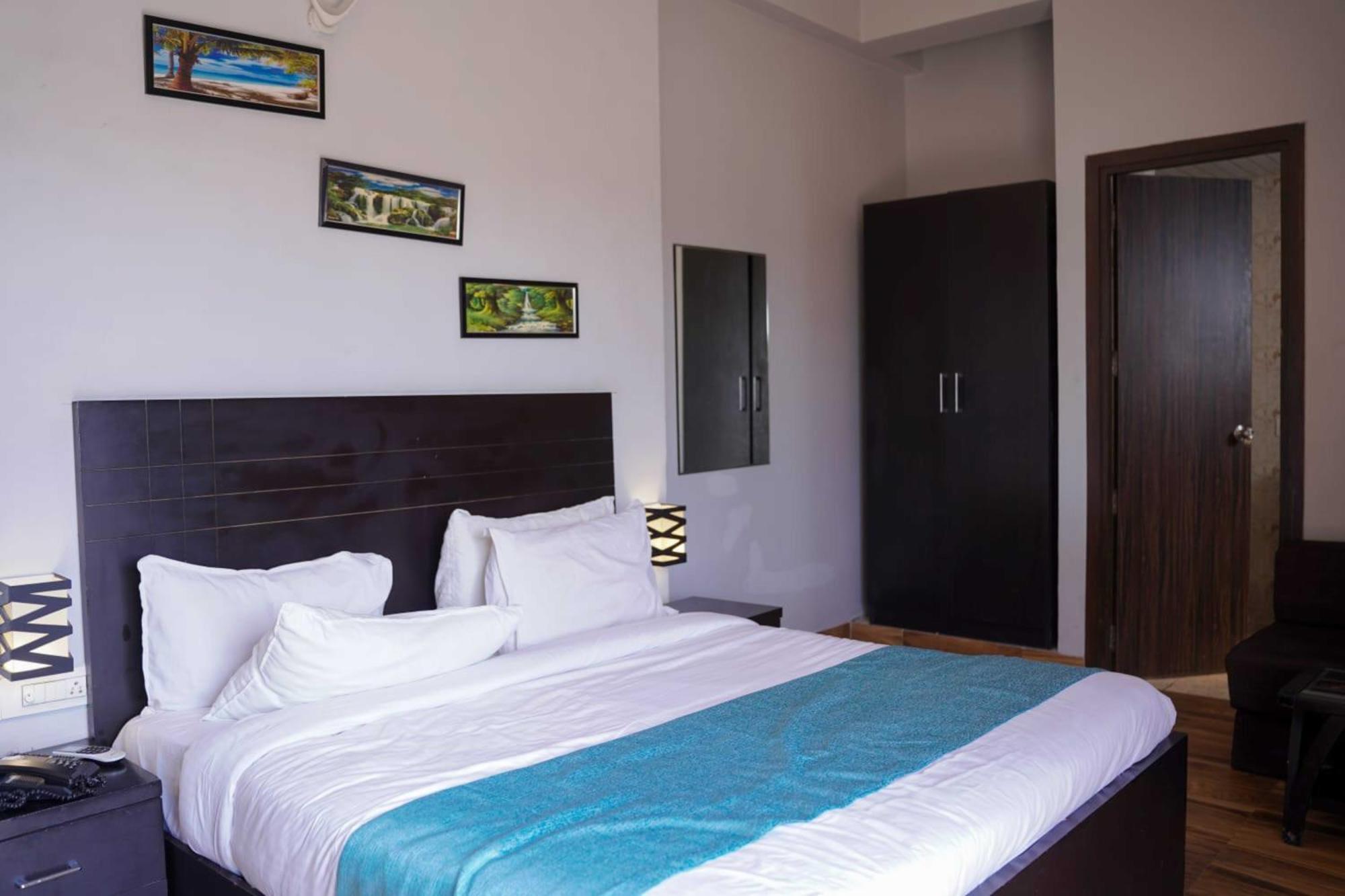 Vrindavan Dreams Hotel And Suites Extérieur photo