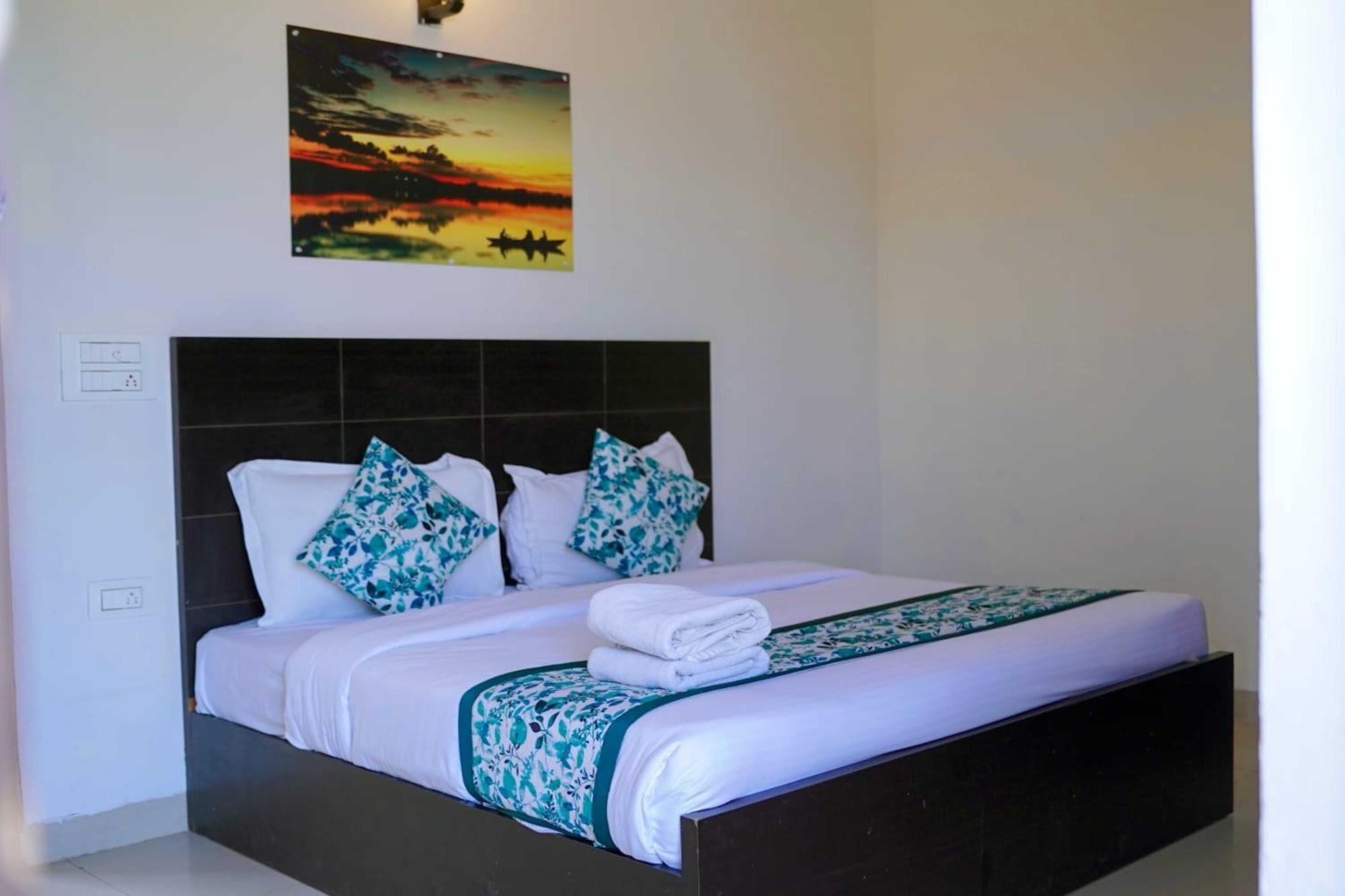 Vrindavan Dreams Hotel And Suites Extérieur photo