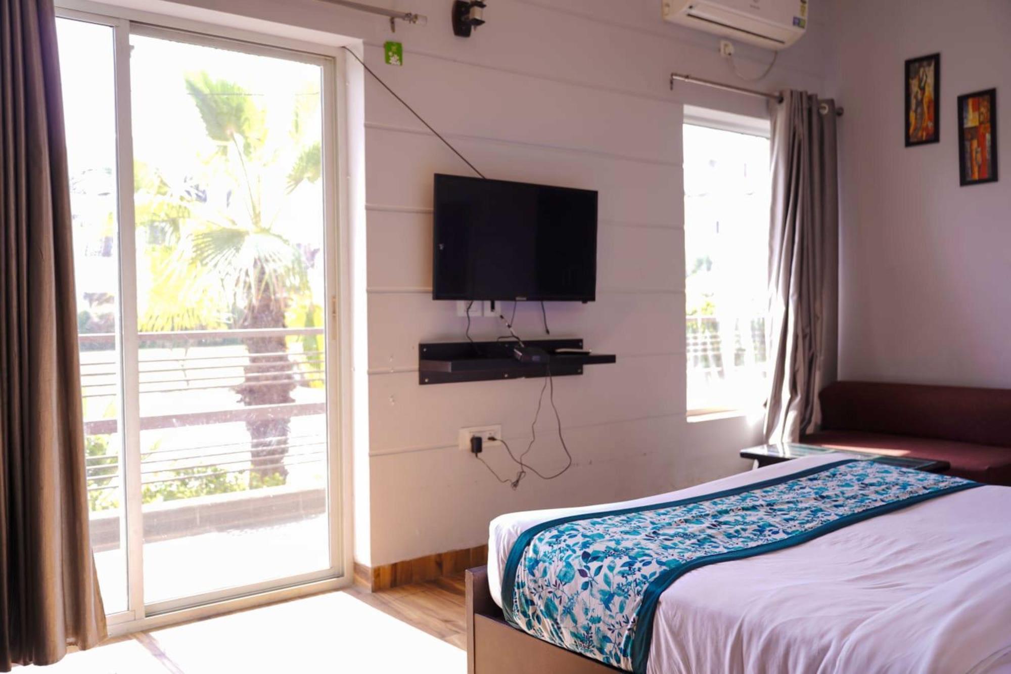 Vrindavan Dreams Hotel And Suites Extérieur photo